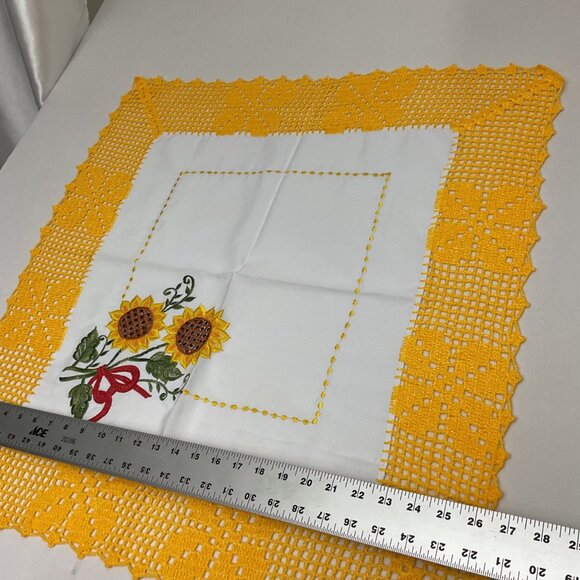 Servilletas Bordadas a Mano Handmade Crocheted Yellow Lace Table Topper - Picture 5 of 5